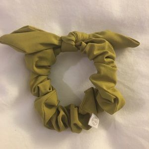 Lululemon Uplifting Bow scrunchie, brand new